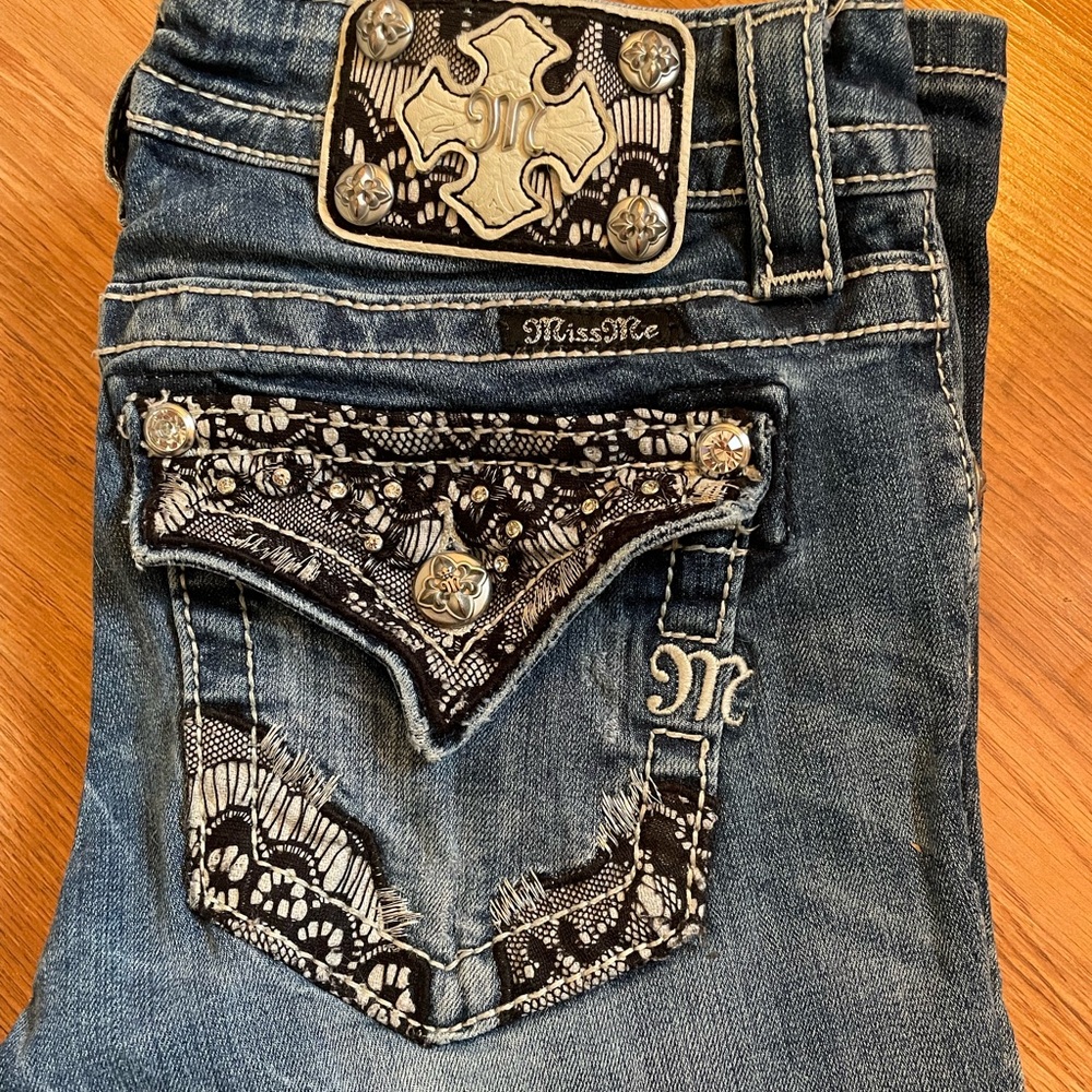 Size 25 mid rise bootcut. 33in inseam. Too long for me!